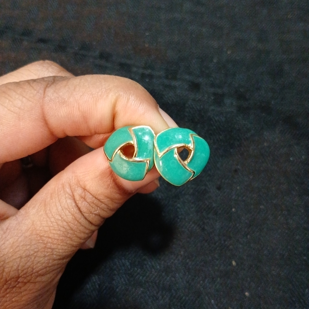 Green stud earrings with a gold tone. Has the backs. Classy, stunning,feminine